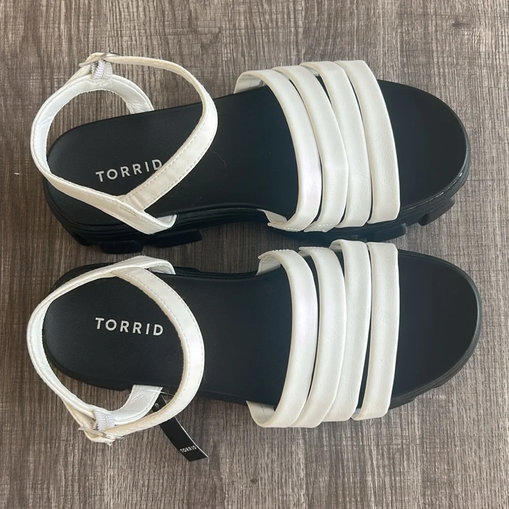 NWT Torrid White and Black Chunky Platform Sandals Multi Band Heeled Strappy 8WW